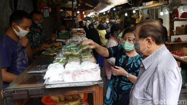 Di tengah pandemi, denyut ekonomi di Pasar Petak Sembilan perlahan bergerak. Berikut foto-foto suasana terkininya.