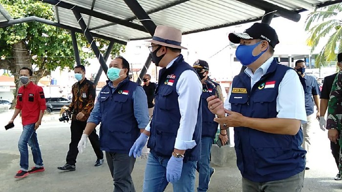 Gubernur Jabar Ridwan Kamil cek kesiapan protokol kesehatan di lokasi wisata Pantai Pangandaran.
