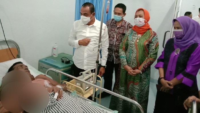 Gubsu Edy Rahmayadi jenguk Andriadi (Ahmad Arfah-detikcom)