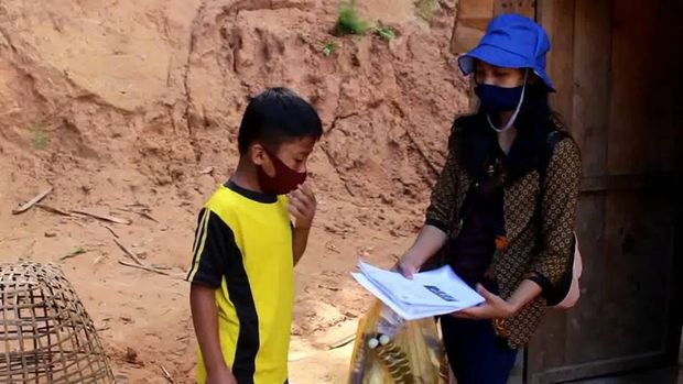 Guru di Mamasa, Sulbar jalan kaki antar soal ke siswa di pedalaman (dok. Istimewa).