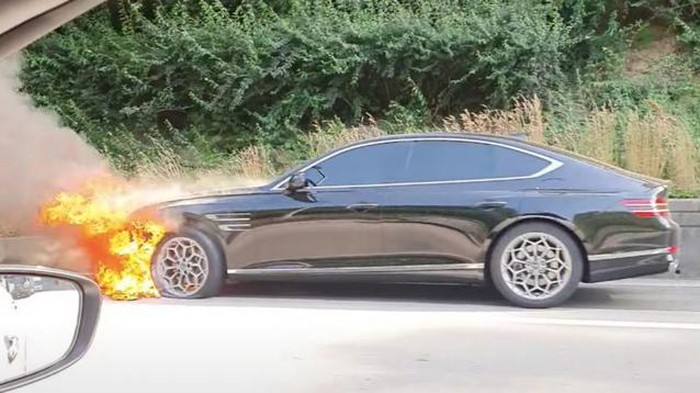 Hyundai Genesis G80 terbakar tiba-tiba