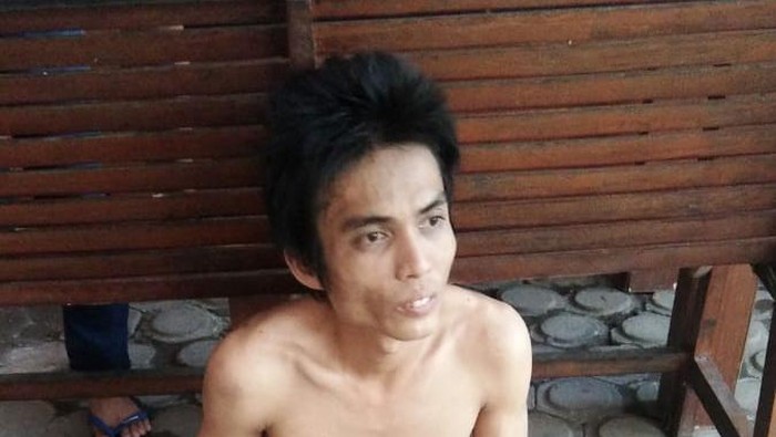 Ardi (27) membacok lengan kakak perempuannya.