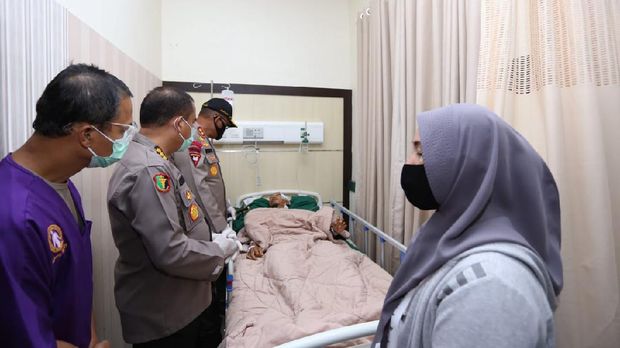 Kapolda Sumut saat menjenguk Aipda Daely