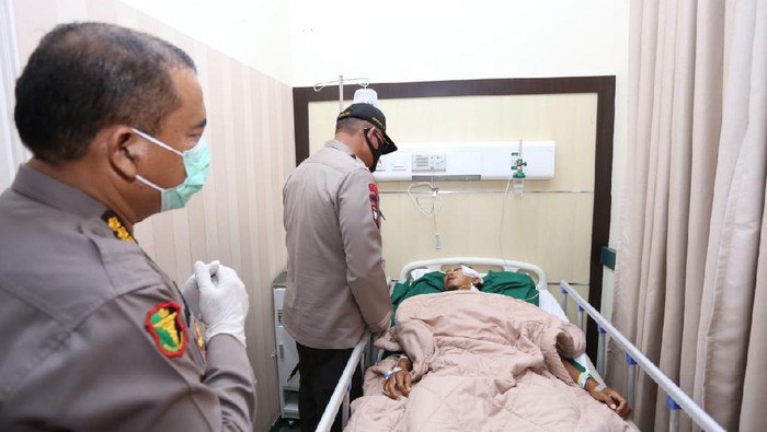 Kapolda Sumut saat menjenguk Aipda Daely