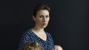 Maria Kokunova memenangkan kategori Discovery dengan karya berjudul Motherhood. Foto: Maria Kokunova/Sony World Photography Awards 2020