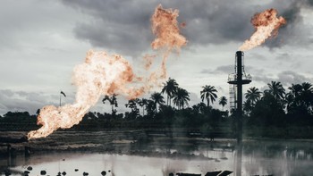Foto berjudul Natural gas flaring site, Ughelli, Niger Delta, Nigeria karya Robin Hinsch memenangkan kategori Environment. Foto: Robin Hinsch/Sony World Photography Awards 2020