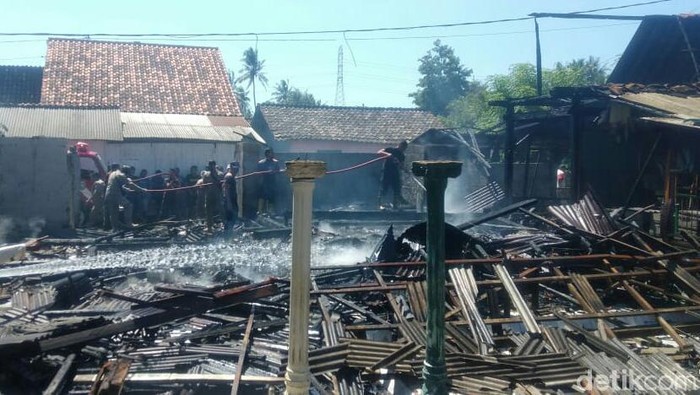 Kebakaran di Kawasan Pemukiman Hanguskan Tiga Rumah Warga di Situbondo