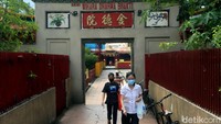 Sejumlah warga pun terlihat hilir mudik dengan mengenakan masker di area Wihara Dharma Bhakti usai area tersebut kembali dibuka untuk umum di masa penerapan PSBB transisi.