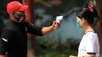 Meski telah kembali dibuka untuk umum, para pengunjung yang hendak beribadah di Wihara Dharma Bhakti diimbau untuk menerapkan protokol kesehatan, salah satunya diperiksa suhu tubuhnya saat akan memasuki area Wihara Dharma Bhakti.