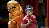 Pengunjung pun diimbau untuk mengenakan masker dan face shield atau pelindung kesehatan saat beraktivitas di area Wihara Dharma Bhakti.