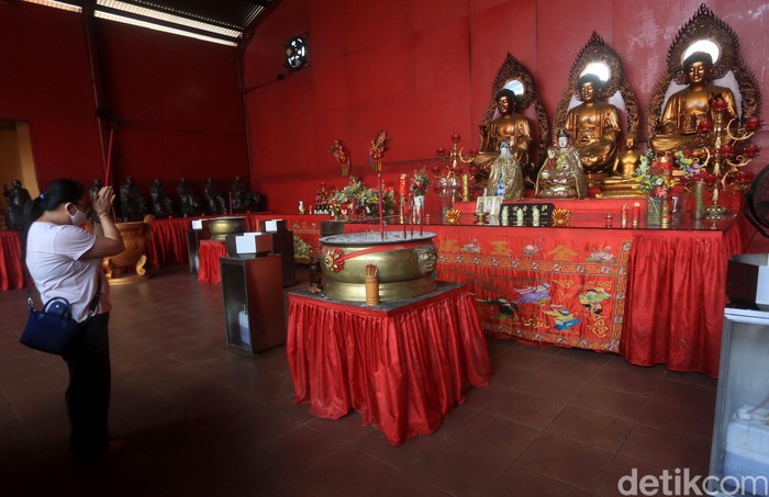 Klenteng Petak Sembilan Kembali Dibuka di Masa PSBB Transisi Area Wihara Dharma Bhakti di kawasan Glodok, Jakarta, kembali ramai oleh warga. Usai kembali dibuka untuk umum, tak sedikit warga datang ke sana untuk beribadah