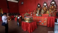 Seorang pengunjung sedang beribadah di Wihara Dharma Bhakti yang berada di Petak Sembilan, kawasan Glodok, Jakarta, Kamis (11/6/2020).