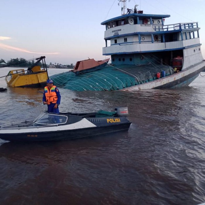 KLM Pembawa Pupuk Kandas di Sungai Kapuas
