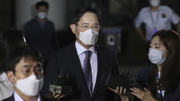 Samsung Electronics Vice Chairman Lee Jae-yong, center, leaves the district court in Seoul, South Korea, for a detention center, Monday, June 8, 2020. Lee arrived in court on Monday as the court decides if he should be arrested for possible involvement in alleged merger and accounting fraud. (Park Dong-joo/Yonhap via AP)