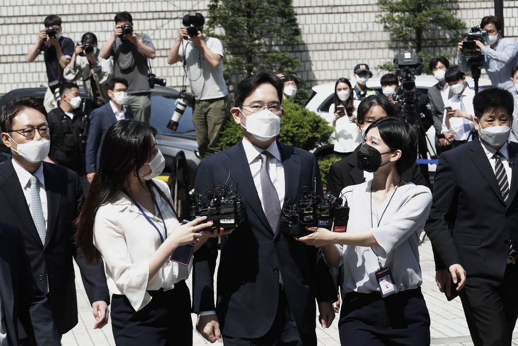 Samsung Electronics Vice Chairman Lee Jae-yong, center, leaves the district court in Seoul, South Korea, for a detention center, Monday, June 8, 2020. Lee arrived in court on Monday as the court decides if he should be arrested for possible involvement in alleged merger and accounting fraud. (Park Dong-joo/Yonhap via AP)