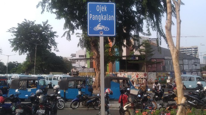 Lokasi ojek pangkalan di Stasiun Tanah Abang.