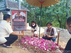 Jelang 40 Hari Meninggalnya, Makam Didi Kempot Didatangi Banyak Peziarah