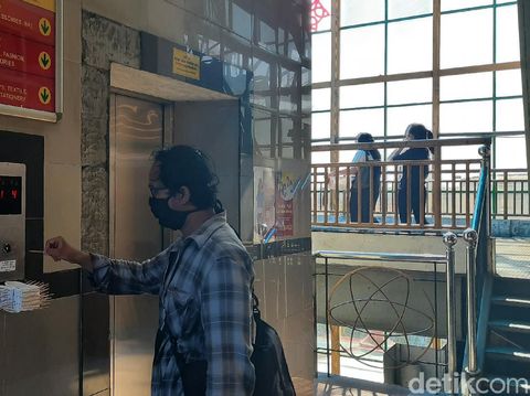 Surabaya tengah menjalani masa transisi menuju new normal. Sehingga jam operasional mal di Kota Pahlawan juga mengalami perubahan.
