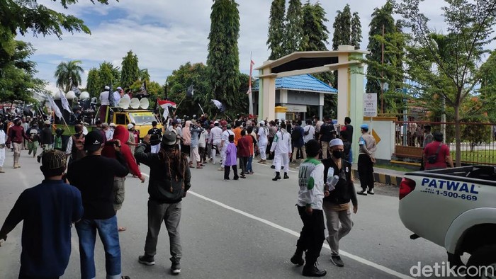 Massa di Poso menggelar demo terkait 3 warga diduga jadi korban salah tembak.