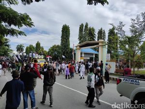 Warga Poso Demo Minta Kasus 3 Petani Diduga Korban Salah Tembak Diusut