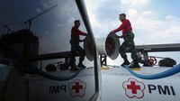 Petugas pun mengisi cairan disinfektan ke mobil gunner tersebut pada pagi dan sore hari. Mobil yang mampu menampung 5000 liter ini berkeliling Jakarta hingga jam 9 malam.
