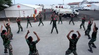 Tak hanya relawan PMI, sejumlah prajurit TNI pun turut serta membantu mengatasi penyebaran virus Corona.