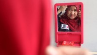 Tak sedikit relawan perempuan turut serta saling berbagi tugas untuk mengatasi penyebaran virus Corona.