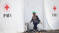 Beragam prasarana pun disediakan di area posko tersebut, mulai dari tempat istirahat hingga tempat beribadah.