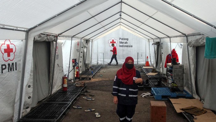 Petugas gabungan TNI dan relawan PMI terus berjibaku basmi Corona di Ibu Kota. Seperti apa aktivitas mereka di Posko Nasional PMI Pengendalian Pandemi COVID-19?