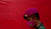 Petugas yang beraktivitas di area Posko Nasional PMI Pengendalian Pandemi COVID-19 ini diimbau untuk mengenakan masker.