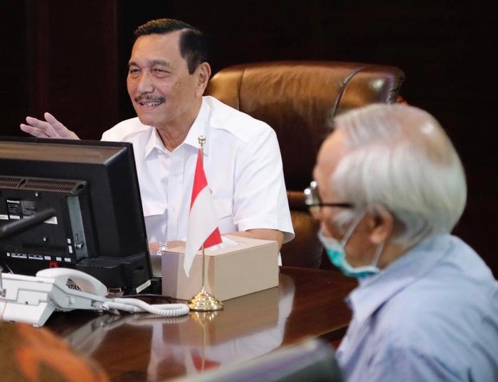 Menko Luhut dan Dosen UI DJamester Simarmata