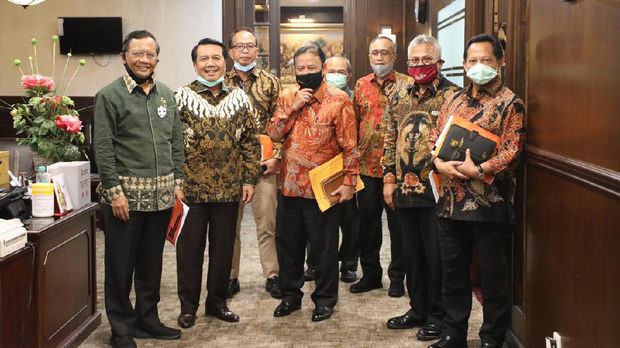 Menko Polhukam Mahfud Md bersama Mendagri-Ketua KPU saat bertandang ke MA