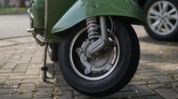 Untuk sektor kaki-kaki depan dan belakang menggunakan Malossi tipe RS24 shock absorber, pengereman pakai kanvas rem Malossi berbahan non asbes.(Foto: Scooter VIP)