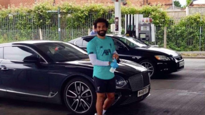 Mohamed Salah membayar bensin semura oang di sebuah SPBU