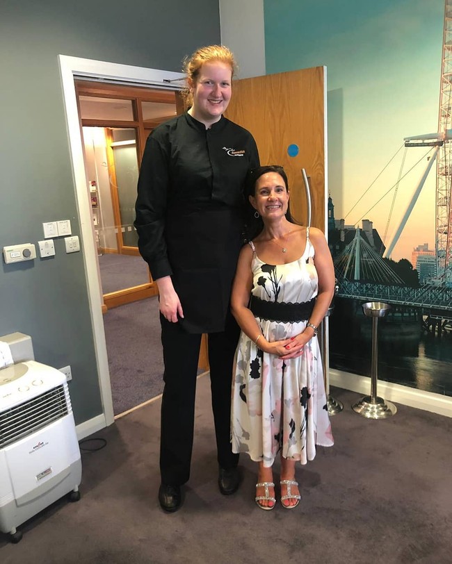 Seperti dikutip dari Metro, Naomi mengaku sering kali merasa terintimidasi saat berada di sekolah. Tidak hanya teman seusianya, terkadang guru-gurunya pun suka ikut mengomentari tinggi badannya tersebut. Naomi yang juga bekerja sebagai pekerja kafe mengatakan bahwa dirinya sering dipilih untuk bermain dalam olahraga netball hanya karena tingginya. Padahal sebenarnya ia sama sekali tidak menyukai olahraga itu. Foto: Instagram @naomi.c.lovell