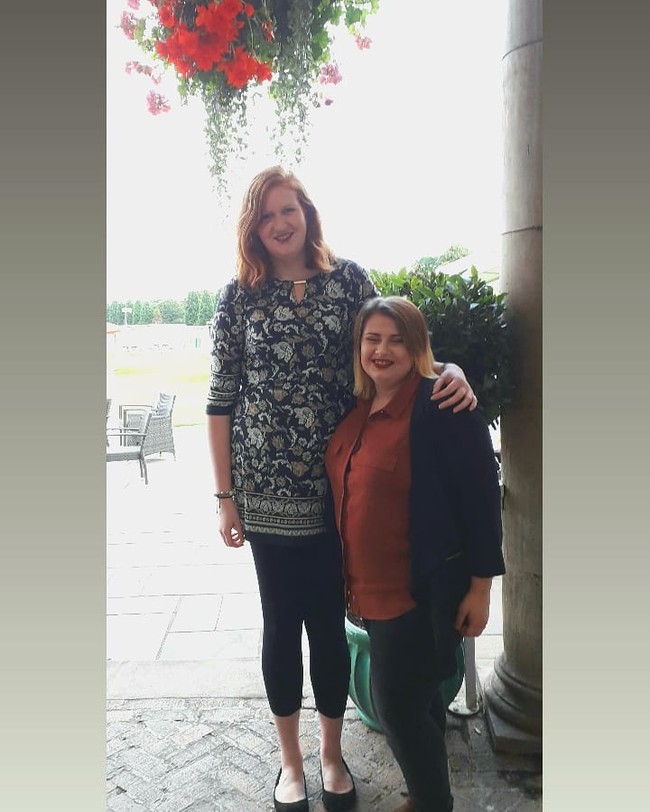 Naomi juga merasa kesulitan menemukan pakaian yang pas untuk tubuhnya. Namun berkat tubuh tingginya tersebut, Naomi kini berhasil menjadi seorang model. Pada Oktober 2018 dirinya mendaftar untuk melakukan pekerjaan ekstra dan menjadi model agensi UGLYS, di Shepherds Bush, London Selatan. Foto: Instagram @naomi.c.lovell