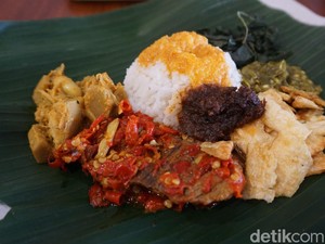 Orang Malaysia Ini Kaget Saat Pertama Kali Makan Nasi Padang di Indonesia