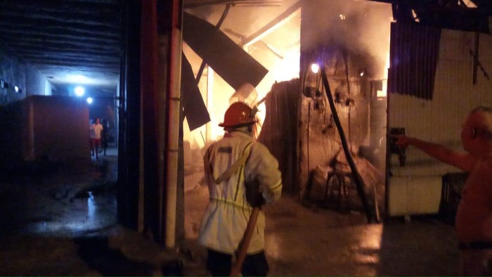 Pabrik roti di Cirebon ludes terbakar