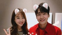 Duh, imutnya Park Bo Young saat menerima kue manis berwarna pink. Apalagi ada simbol-simbol love di atas kue. Foto: Instagram parkbboyoung