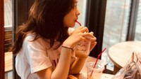 Seperti halnya millennial lain, Park Bo Young juga suka nongkrong di kafe nih. Tentu saja sambil menyesap minuman favoritnya. Slurpp! Foto: Instagram parkbboyoung