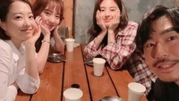 Artis Korea yang tidak punya Instagram ini sedang nongkrong bareng teman-temannya di kafe. Lihat deh betapa imutnya wajah Park Bo Young! Foto: Instagram parkbboyoung