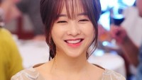 Memegang segelas red wine, senyum Park Bo Young bikin salah fokus ya! Pantas saja banyak orang tak percaya kalau usianya sudah 30 tahun. Foto: Instagram parkbboyoung