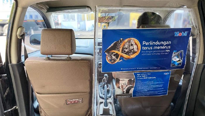 Partisi pelindung dari virus Corona di Grab Indonesia.
