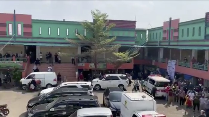 Pedagang pasa Cileungsi menolak kedatangan tim medis yang akan menggelar tes COVID-19, Rabu (10/6/2020).