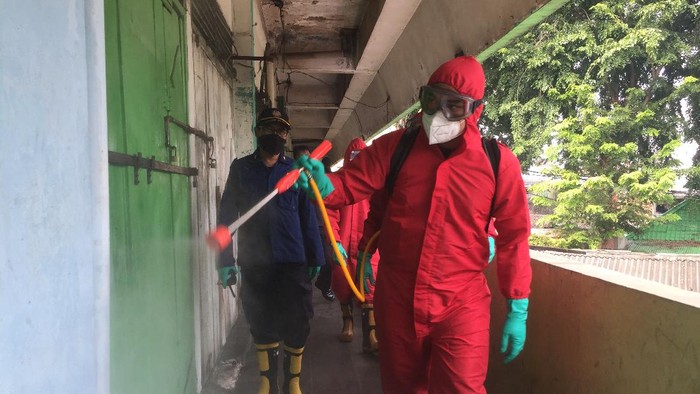 Pasar Kerbau disemprot disinfektan/Tiara Aliya Azzahra-detikcom