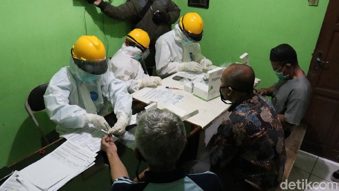 Pedagang di Pasar Leuwipanjang jalani rapid test