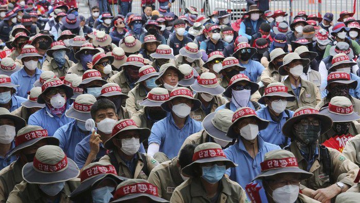 Pekerja di Korea Selatan memakai masker untuk mencegah Corona (AP Photo)