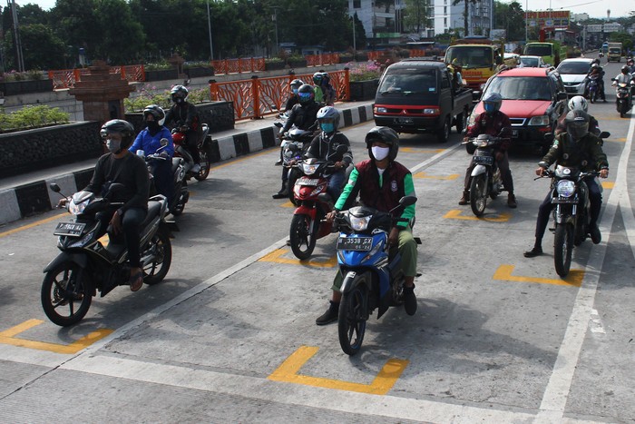 Kepolisian di Malang punya cara tersendiri untuk terapkan jaga jarak bagi para pemotor yang berkendara di jalan. Seperti apa caranya? yuk, lihat.