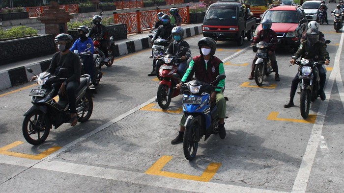 Pemotor di Malang Terapkan Jaga Jarak Saat Berkendara di Jalan Kepolisian di Malang punya cara tersendiri untuk terapkan jaga jarak bagi para pemotor yang berkendara di jalan. Seperti apa caranya? yuk, lihat.