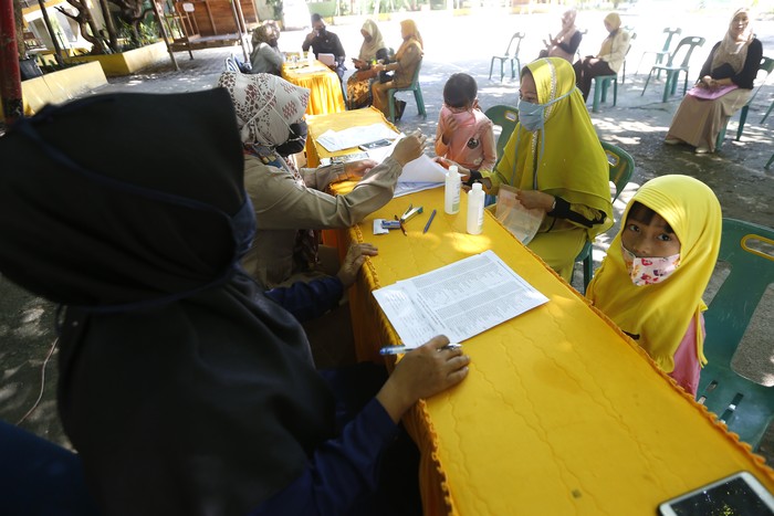 Siswa mengisi formulir Penerimaan Peserta Didik Baru (PPDB) secara daring melalui gawainya di SMAN 1 Warunggunung, Lebak, Banten, Selasa (9/6/2020). Pusat informasi PPDB online SMA tetap melayani konsultasi keluhan pendaftaran secara tatap muka serta memberikan fasilitas berupa jaringan internet gratis untuk calon siswa yang akan mendaftar secara daring karena sulitnya akses sinyal di daerah. ANTARA FOTO/Muhammad Bagus Khoirunas/foc.